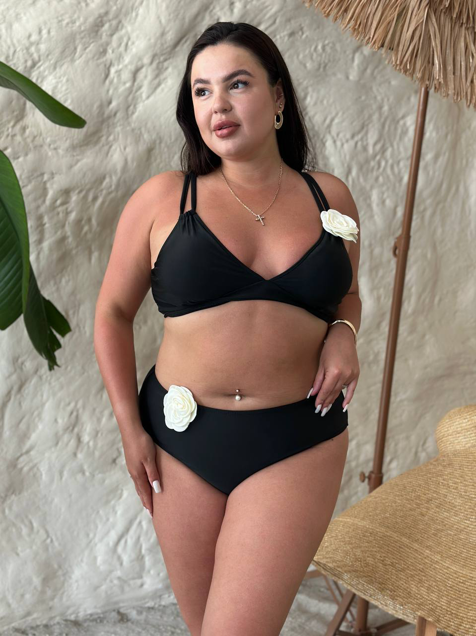 Модель у чорному купальнику plus size Belle Grand